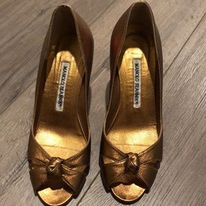 Manolo Blahnik peep toe Gold heels size 35